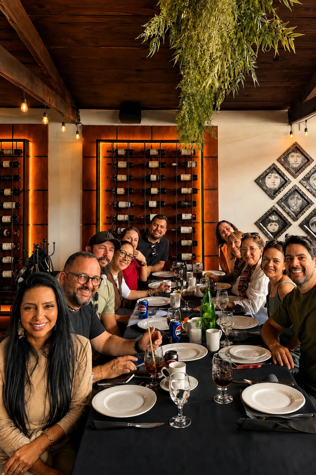 Grupo de amigos em vilarejo de vinhedos